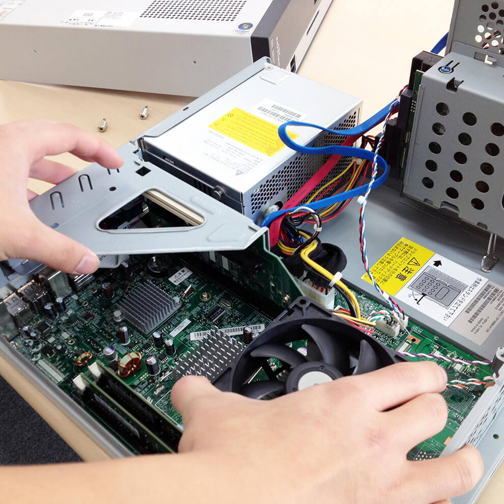 分解され内部が露出しているデスクトップPCの本体