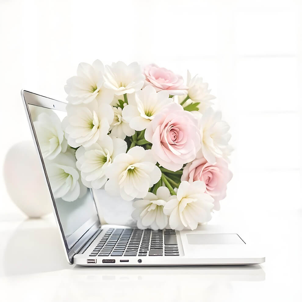 花で飾られたノートパソコン